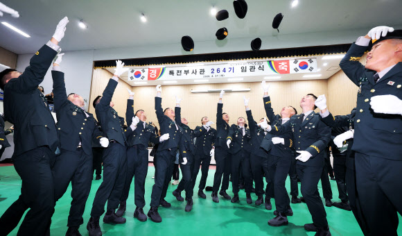 27일 경기도 광주시 육군 특수전학교에서 열린 ‘특전부사관 264기 임관식’에서 신임 특전부사관들이 베레모를 높이 던지고 있다. 2026.8.27  연합뉴스