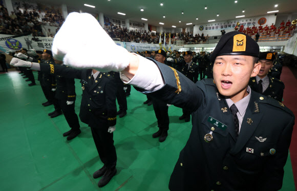 27일 경기도 광주시 육군 특수전학교에서 열린 ‘특전부사관 264기 임관식’에서 신임 특전부사관들이 특전부대 신조를 제창하고 있다. 2026.8.27  연합뉴스
