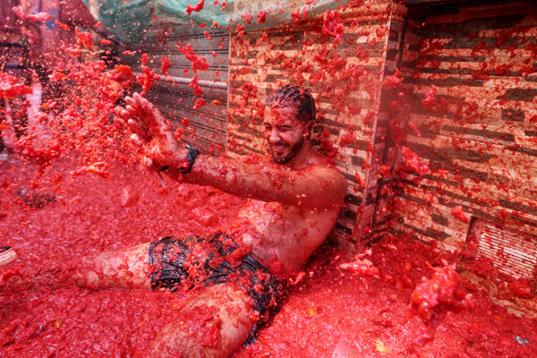 26일(현지시간) 스페인 발렌시아 인근 부뇰에서 열린 제81회 ‘라 토마티나’ 토마토 축제 참가자가 즐거운 표정으로 사람들이 던지는 토마토를 맞고 있다. 축제를 즐기고 있다. 이 축제는 매년 8월 마지막 주 수요일에 열린다. 2026.08.27.  AP 뉴시스