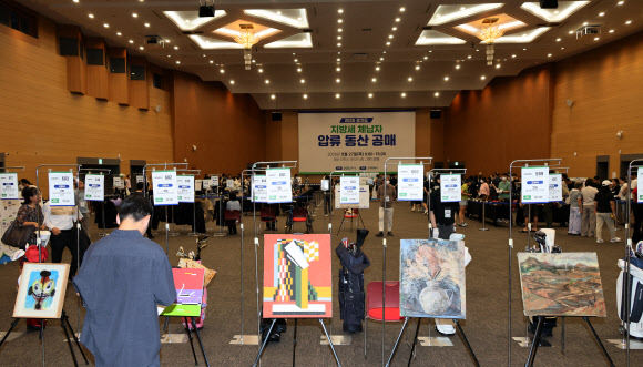 27일 경기 고양 킨텍스 제1전시장 그랜드볼룸에서 열린 ‘2026년 지방세 체납자 압류동산 공매’에서 참여자들이 입찰 물품들을 살펴보고 있다.  이날 전체 공매 물품은 경기도 내 21개 시군이 고액·상습 체납자로부터 압류한 명품가방, 명품시계, 귀금속 등 총 620점이다. 2026.8.27 연합뉴스