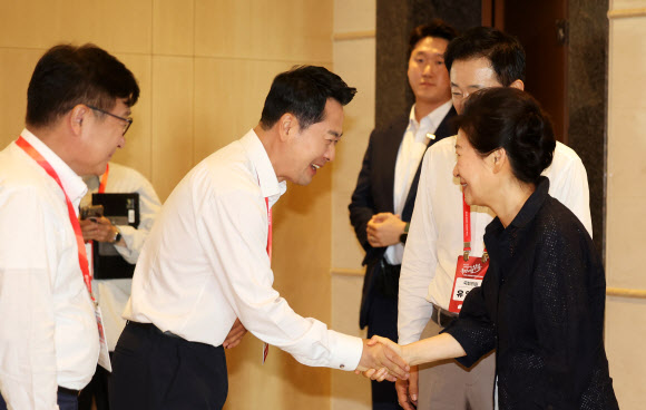 27일 경기도 고양시 장항동 소노캄 고양에서 열린 2026 국민의힘 국회의원 연찬회에서 박근혜 전 대통령과 장동혁 대표가 악수하며 대화하고 있다. 2026.8.27  공동취재