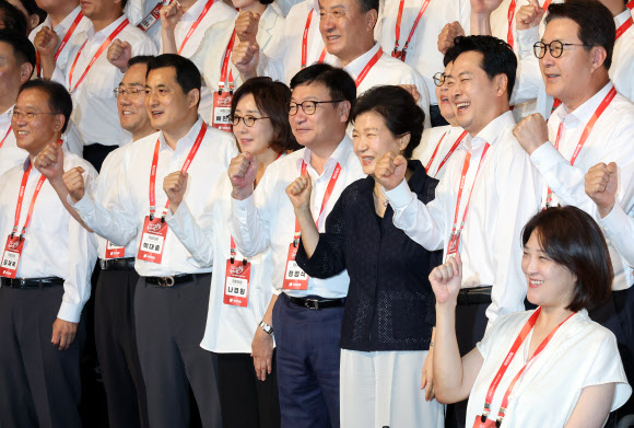 27일 경기도 고양시 장항동 소노캄 고양에서 열린 2026 국민의힘 국회의원 연찬회에서 박근혜 전 대통령과 장동혁 대표를 비롯한 참석 의원들이 기념 촬영을 하고 있다. 2026.8.27  연합뉴스