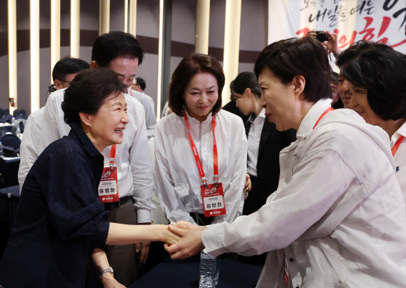 27일 경기도 고양시 장항동 소노캄 고양에서 열린 2026 국민의힘 국회의원 연찬회에서 박근혜 전 대통령이 참석하며 참석자들과 인사를 나누고 있다. 2026.8.27  공동취재