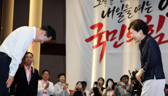27일 경기도 고양시 장항동 소노캄 고양에서 열린 2026 국민의힘 국회의원 연찬회에서 장동혁 대표가 인사말을 마친 박근혜 전 대통령을 향해 고개 숙여 인사하고 있다. 2026.8.27  연합뉴스