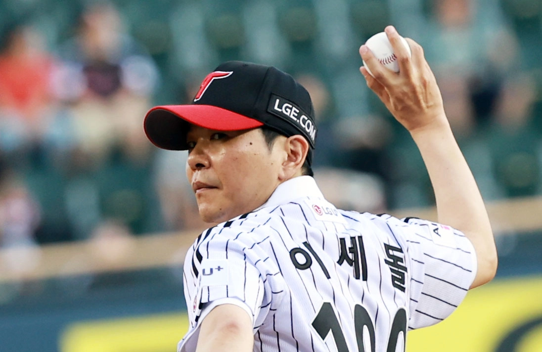 시구하는 이세돌  27일 서울 잠실야구장에서 열린 프로야구 LG 트윈스와 NC 다이노스의 경기. 전 프로바둑기사 이세돌 9단이 시구하고 있다. 2026.8.27 연합뉴스