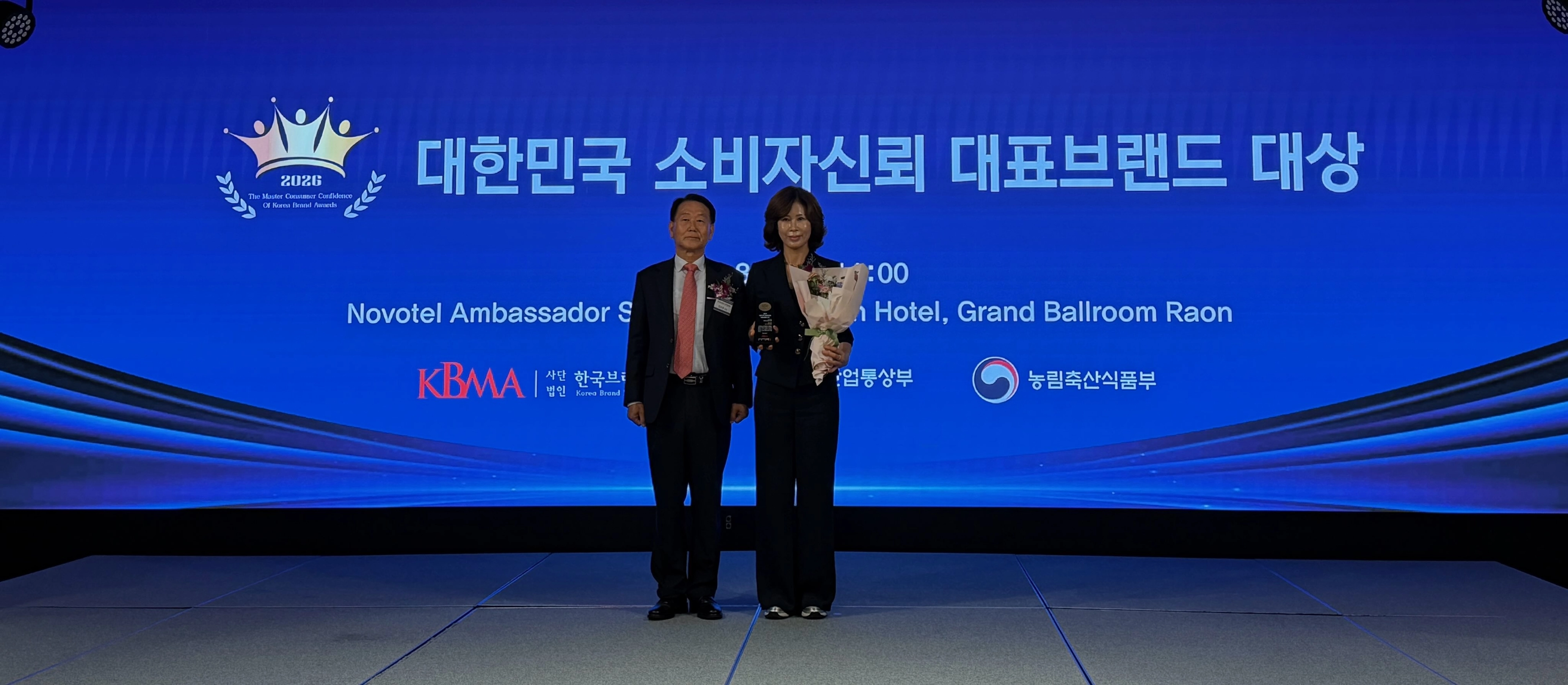 ‘빛그린 광양매실’이 ‘2026 대한민국 소비자신뢰 대표브랜드 대상’에서 지역특산물·매실 부문 12년 연속 대상을 수상했다.