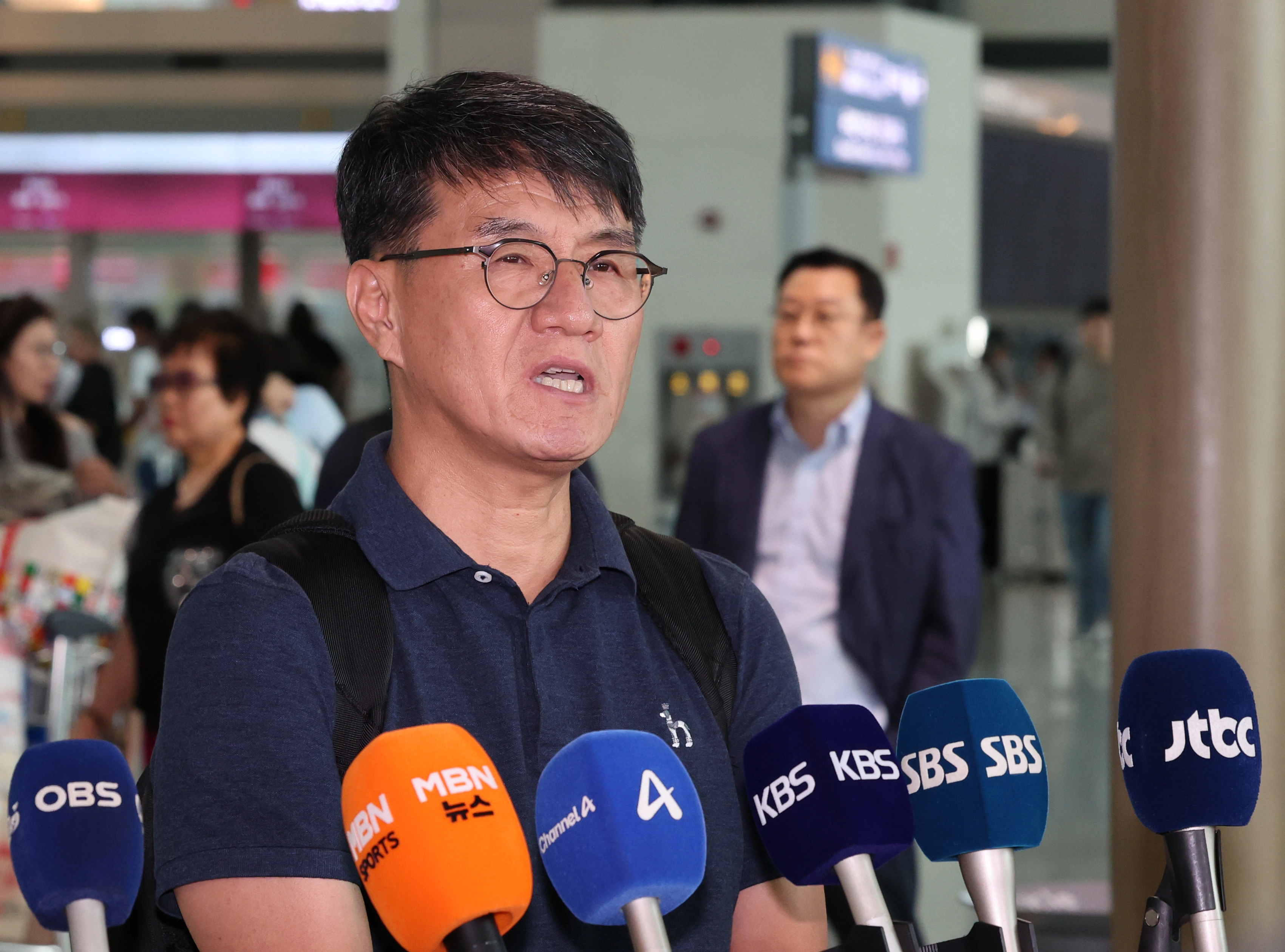 남동발전, 네팔 현지 대응팀 급파윤장현 남동발전 신성장본부장이 27일 인천국제공항 제1여객터미널 출국장에서 취재진 질문에 답하고 있다. 네팔 수력발전소 건설 현장에서 대규모 홍수가 발생해 남동발전 3명, 두산에너빌리티 관련 6명 등 총 9명의 생사가 확인되지 않은 가운데 남동발전은 이날 현지에 대응팀을 급파했다. 2026.08.27. 연합뉴스