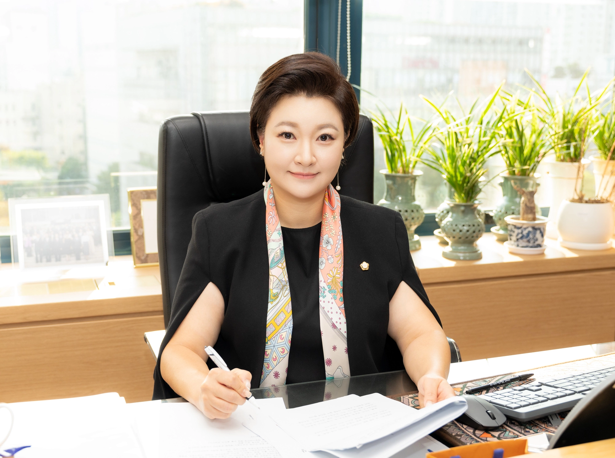 김현정 강남구의회 부의장이 지난 27일 의회 부의장 집무실에서 의회 운영과 지역 현안 등에 대해 밝히고 있다. 사진: 강남구의회 제공.