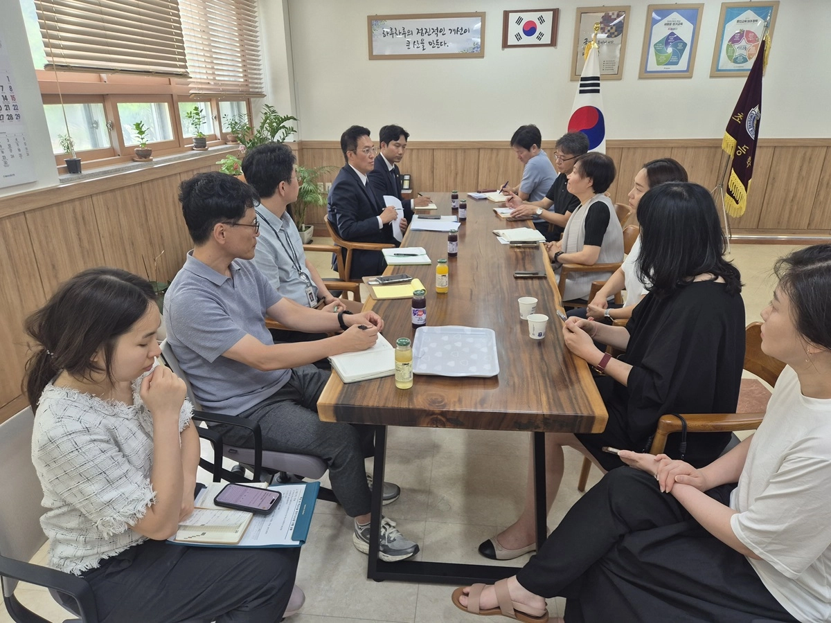 ▲채명신 의원이 27일 용인 초당고등학교에서 학교 관계자, 학부모, 공연기술 전문가들과 학교 공연장비 활용 및 기술지원 방안을 협의하고 있다. (사진=경기도의회)