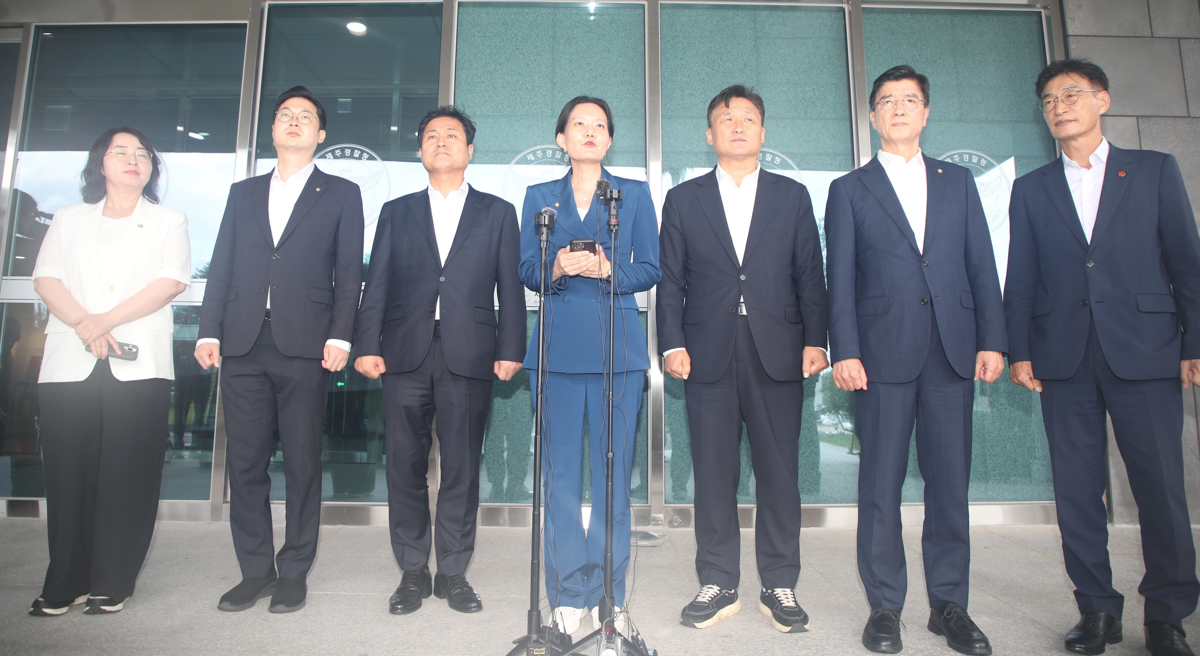 민주, 경찰개혁추진단장 등 제주경찰청 방문더불어민주당 경찰개혁추진단이 28일 제주경찰청을 방문해 제주 실종신고 허위 종결 사건과 관련해 고평기 청장과 면담을 가진 후 언론브리핑을 갖고 있다. 왼쪽부터 이주희·김동아·김영배·김남희·김영진·이해식·문대림 의원.