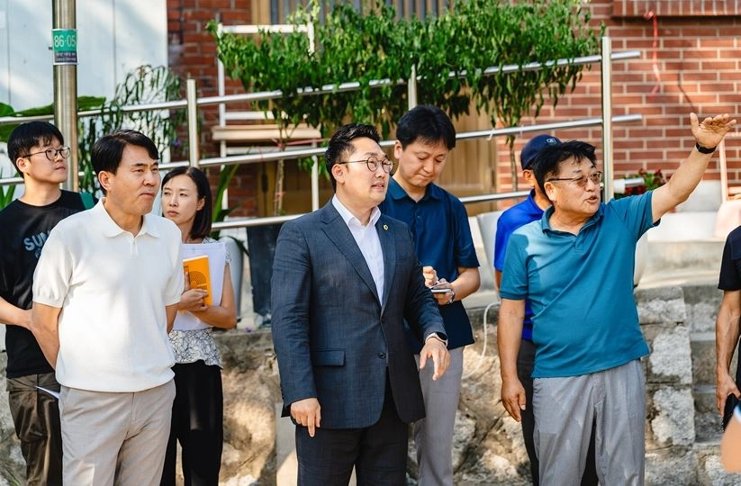 관계기관 및 지역주민과 낙산근린공원 현장점검을 하는 선정환 의원. 서울시의회 제공