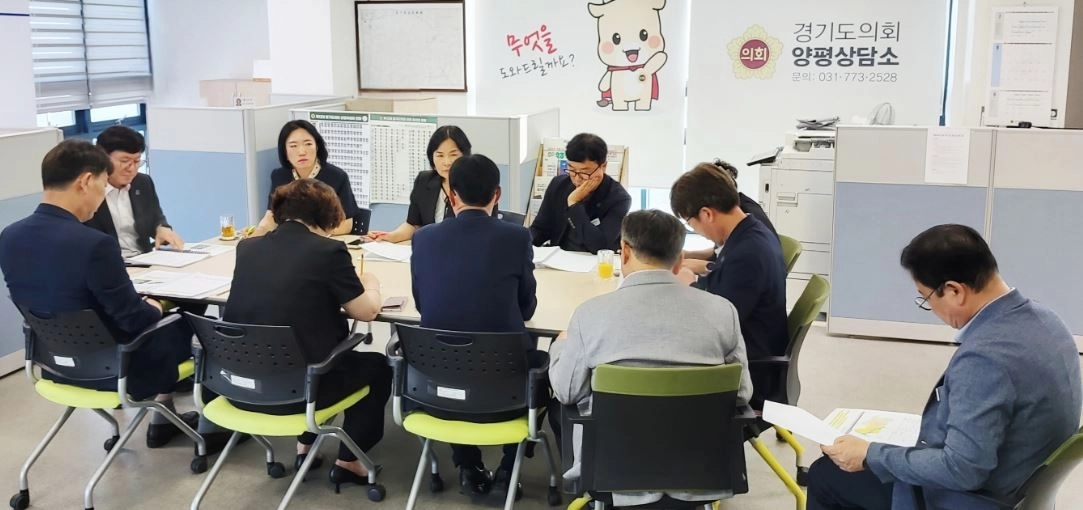 ▲ 지난 27일 도의회 양평상담소에서 양평군 부군수 등 주요 간부 공무원들과 만나 지역 현안을 점검한 이혜원 의원과 윤순옥 의원(사진=경기도의회)