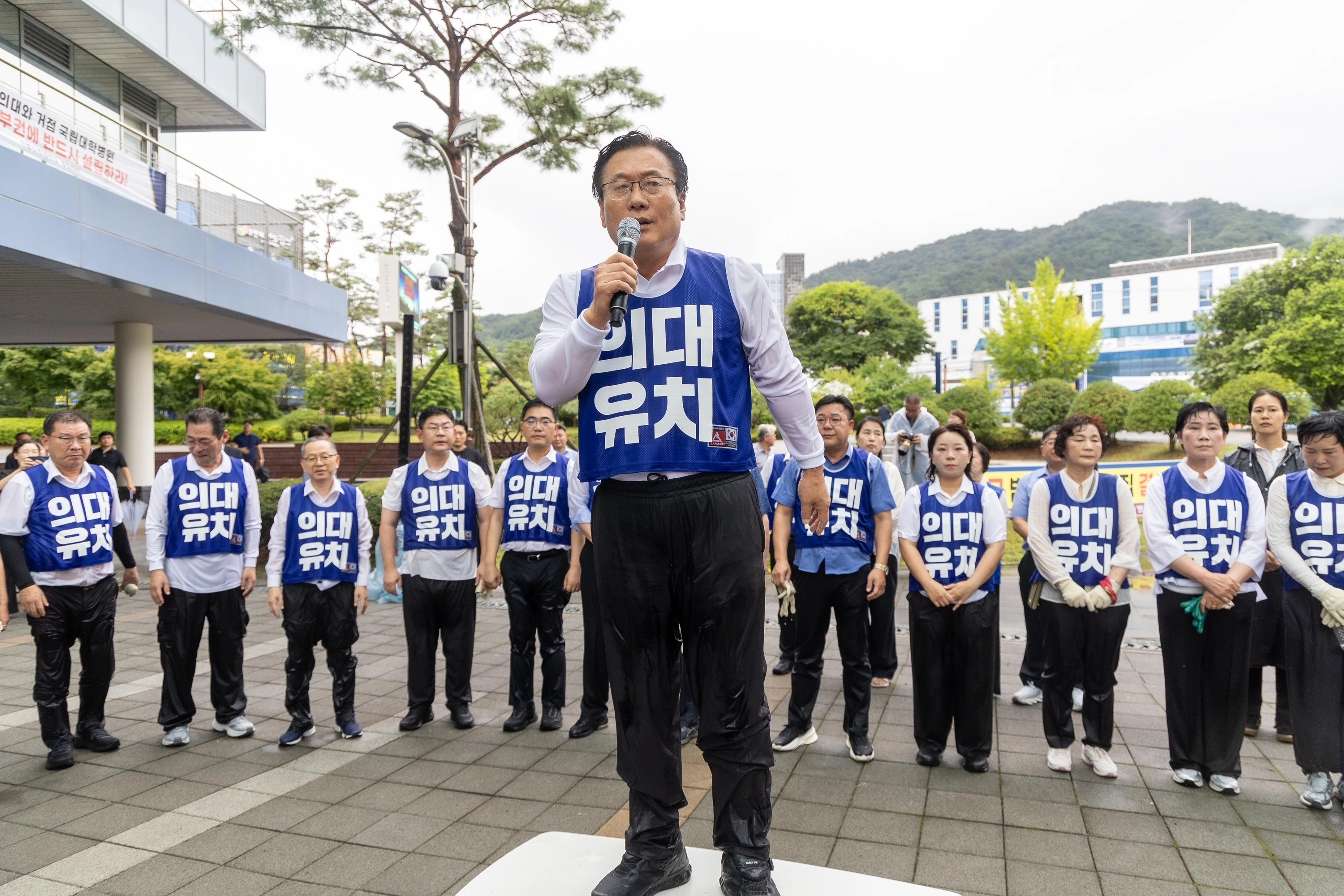 유영철 순천시의장이 삼보일배 전 민형배 시장의 불공정성을 성토하고 있다.