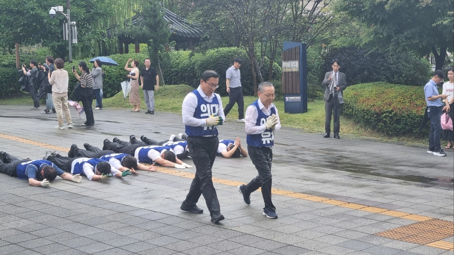 김문수 의원과 유영철 시의장, 순천시의원들이 삼보일배를 하고 있다.