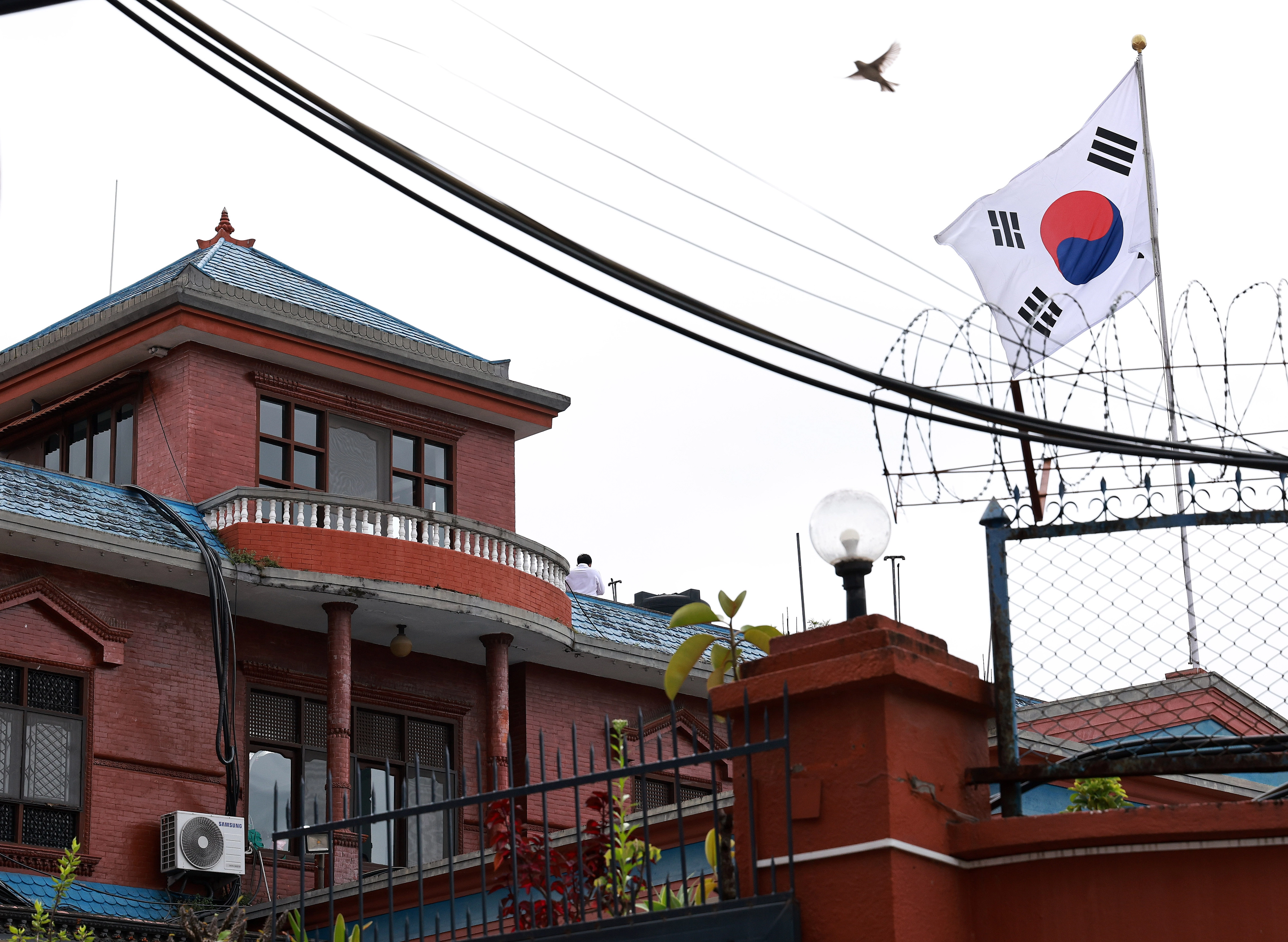 ‘주네팔대사관은 지금’28일 네팔 카트만두 주네팔 대한민국 대사관에서 대사관 직원이 통화를 하고 있다. 2026.8.28 뉴스1
