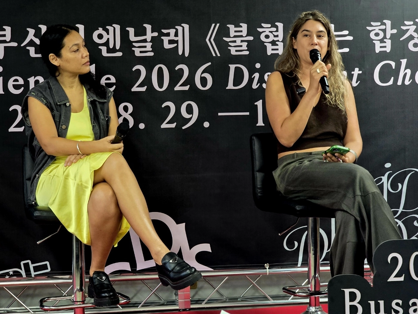 공동 전시감독인 아말 칼라프(왼쪽)와 에블린 사이먼스.