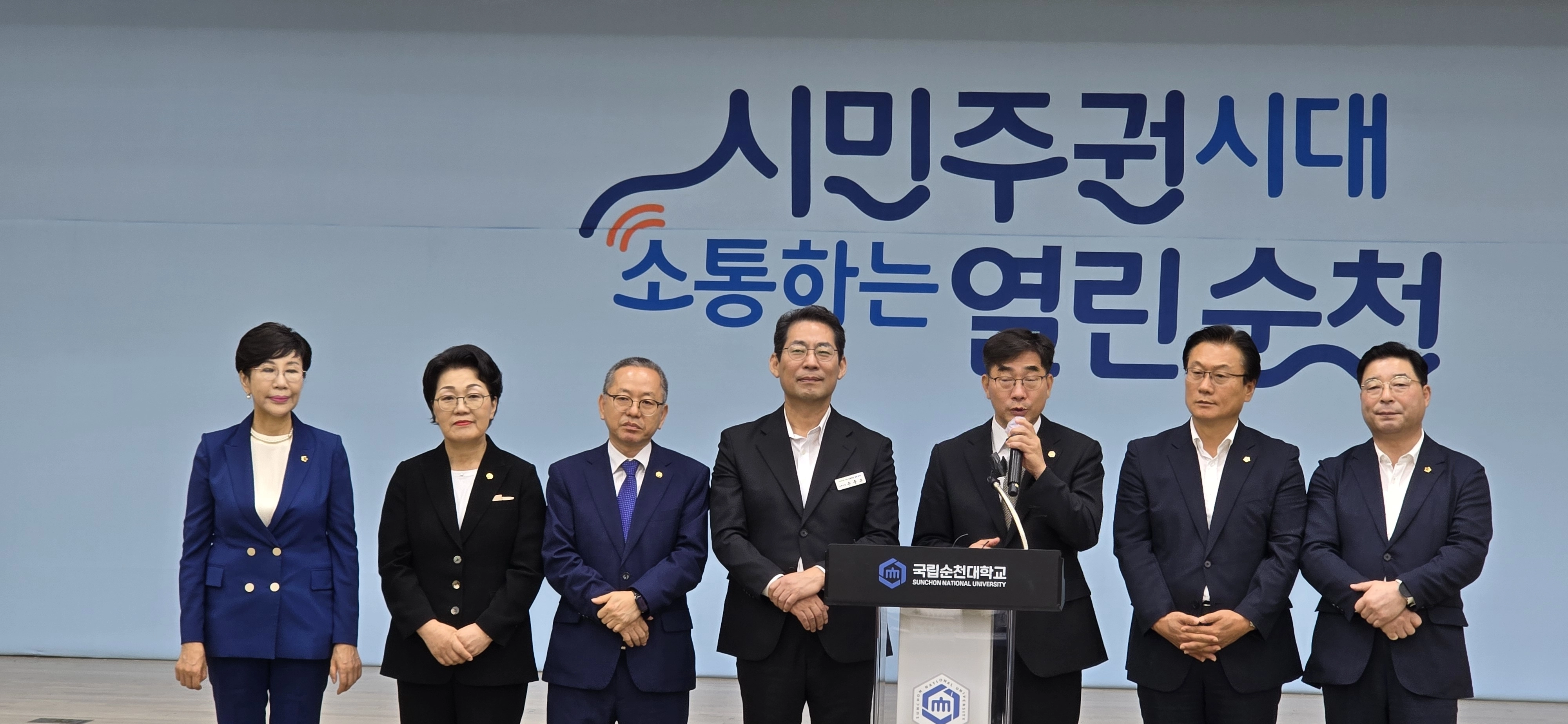 왼쪽부터 한춘옥 통합시의원, 권향엽·김문수 국회의원, 손훈모 시장, 이병운 총장, 유영철 시의장, 신민호 통합시의원.