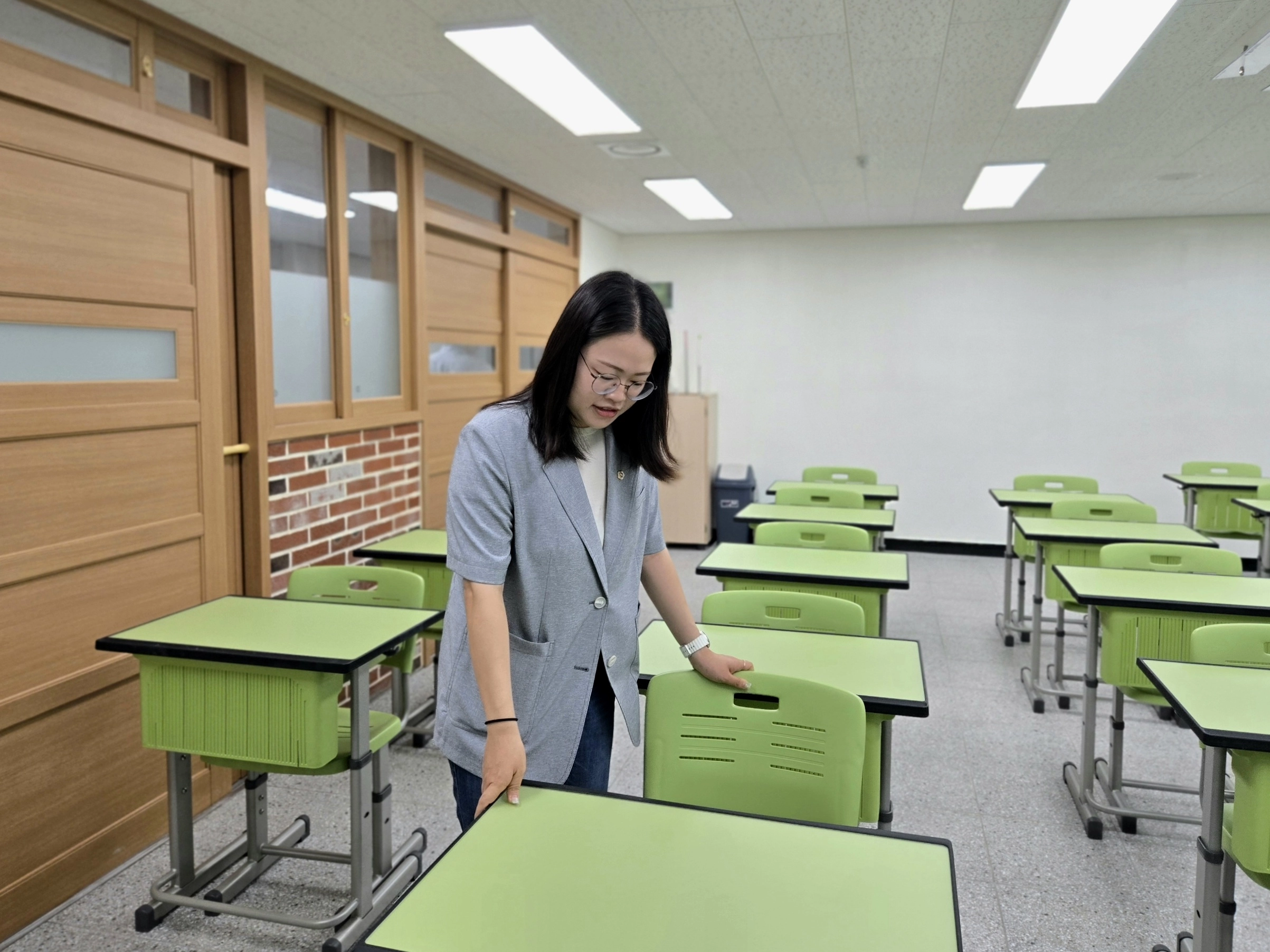 ▲이자형 의원이 9월 1일 등교를 앞둔 오포중학교 교실을 찾아 학생용 책걸상 배치와 시설 안전 상태를 꼼꼼히 점검하고 있다. (사진=경기도의회)