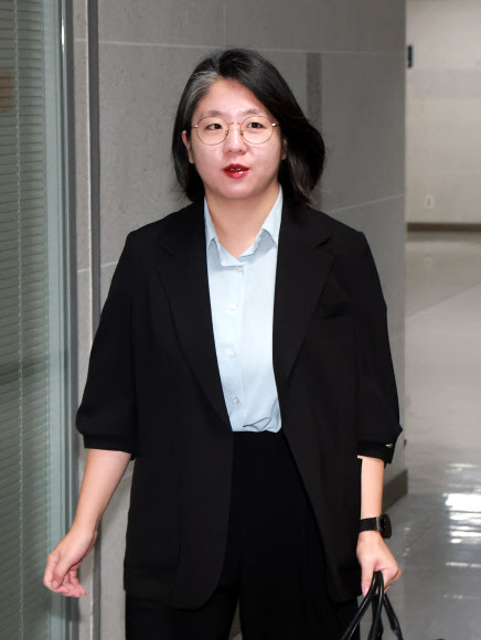 성평등가족부 장관 후보자인 기본소득당 용혜인 원내대표가 31일 국회 의원회관 자신의 사무실로 출근하고 있다. 2026.8.31  연합뉴스