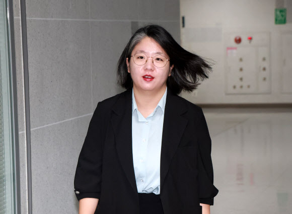 성평등가족부 장관 후보자인 기본소득당 용혜인 원내대표가 31일 국회 의원회관 자신의 사무실로 출근하고 있다. 2026.8.31  연합뉴스