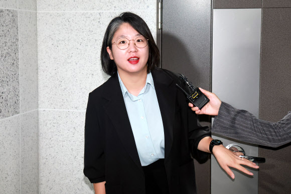 성평등가족부 장관 후보자인 기본소득당 용혜인 원내대표가 31일 국회 의원회관 자신의 사무실로 출근하고 있다. 2026.8.31  연합뉴스