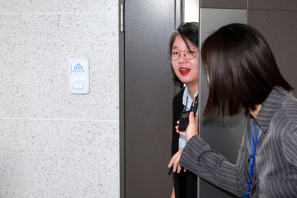 성평등가족부 장관 후보자인 기본소득당 용혜인 원내대표가 31일 국회 의원회관 자신의 사무실로 출근하고 있다. 2026.8.31  연합뉴스