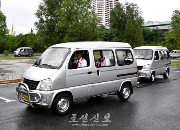 평양 만경대학생소년궁전 자동차소조에서 고급중학교 고급반 학생 100여명이 자동차 구조와 도로교통법 등 이론교육과 모의운전기재(시뮬레이터) 실습을 거쳐 도로에 나가 운전기술을 연마하고 있다고 조선신보가 31일 보도했다. 1년간의 교육 과정을 마치고 국가 운전자격심의를 통과한 학생들은 운전면허증을 발급받는다. 2026.8.31  평양 조선신보 연합뉴스