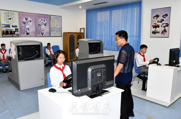 평양 만경대학생소년궁전 자동차소조에서 고급중학교 고급반 학생 100여명이 자동차 구조와 도로교통법 등 이론교육과 모의운전기재(시뮬레이터) 실습을 거쳐 도로에 나가 운전기술을 연마하고 있다고 조선신보가 31일 보도했다. 1년간의 교육 과정을 마치고 국가 운전자격심의를 통과한 학생들은 운전면허증을 발급받는다. 2026.8.31  평양 조선신보 연합뉴스