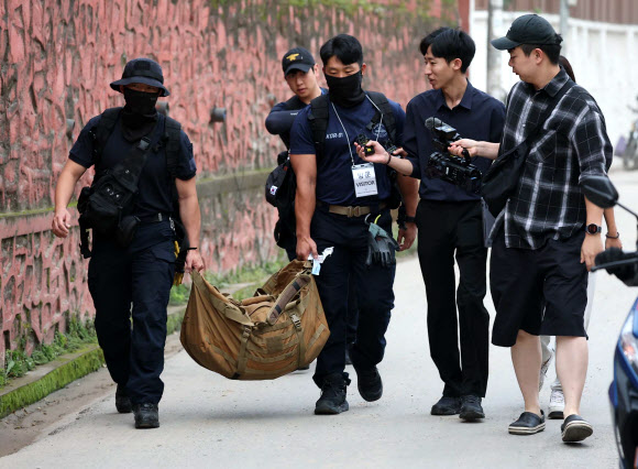 네팔 대규모 홍수로 연락이 두절된 한국인 9명을 수색하기 위해 파견된 정부 합동 신속대응팀이 헬기 운행에 난항을 겪자 육로 수색을 시작한다. 신속대응팀 대원들이 31일(현지시간) 네팔 카트만두 한국대사관으로 들어서고 있다. 2026.8.31  연합뉴스