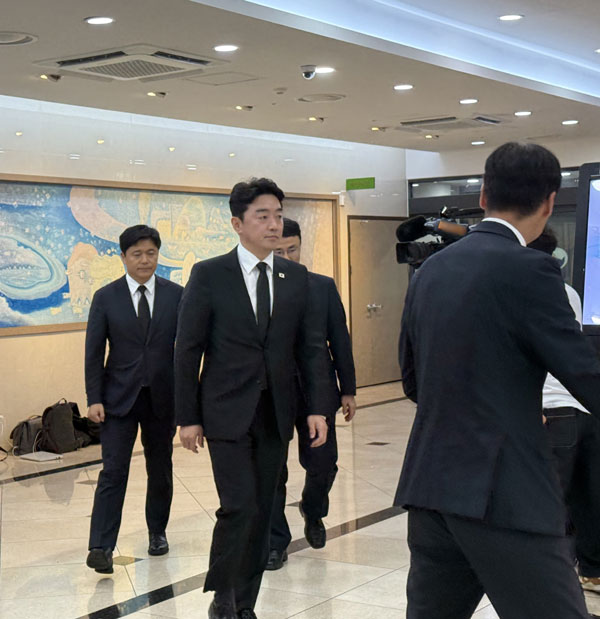 31일 오전 강훈식 대통령 비서실장이 조희대 대법원장의 부친 고(故) 조부환씨의 빈소가 마련된 경북 포항성모병원 장례식장에 들어서고 있다. 2026.08.31.  뉴시스