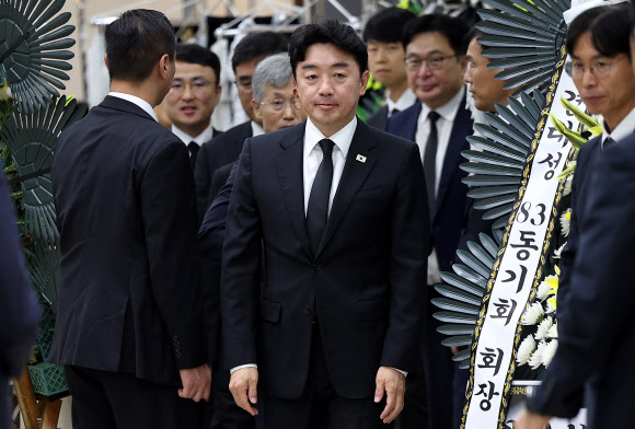 강훈식 비서실장이 31일 경북 포항시 한 병원 장례식장에 마련된 조희대 대법원장의 부친상 빈소를 찾아 조문을 마친 뒤 조 대법원장의 배웅을 받으며 떠나고 있다. 2026.8.31 연합뉴스