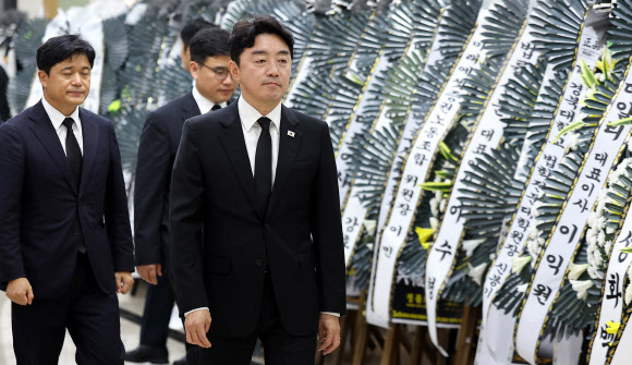 강훈식 비서실장이 31일 경북 포항시 한 병원 장례식장에 마련된 조희대 대법원장의 부친상 빈소를 찾아 조문을 마친 뒤 떠나고 있다. 2026.8.31 연합뉴스
