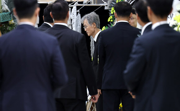조희대 대법원장이 31일 경북 포항시 한 병원 장례식장에서 본인의 부친상 조문을 마친 강훈식 비서실장을 배웅하고 있다. 2026.8.31 연합뉴스