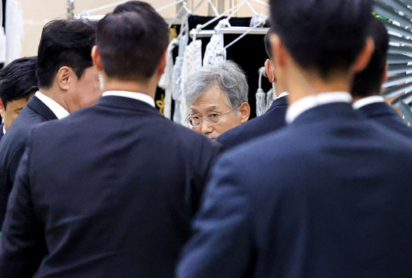 조희대 대법원장이 31일 경북 포항시 남구 포항성모병원 장례식장에 마련된 부친 고(故) 조부환 씨의 빈소에서 조문을 마친 강훈식 대통령 비서실장을 배웅하고 있다. 2026.08.31. 뉴시스