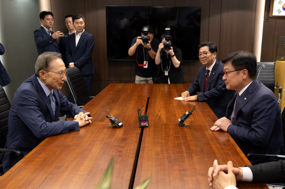 정점식 원내대표 만나 환담 나누는 이명박 전 대통령