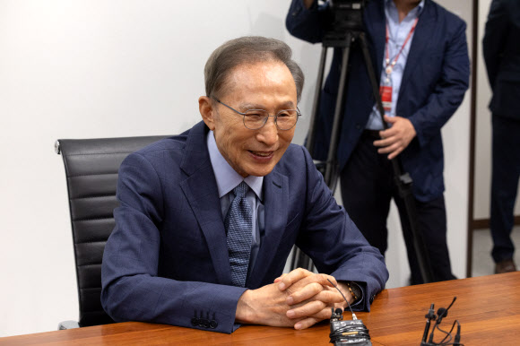 정점식 원내대표 만나 환담 나누는 이명박 전 대통령
