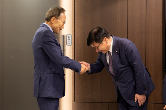 이명박 전 대통령과 악수하는 정점식 원내대표
