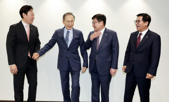 이명박 전 대통령 예방하는 국민의힘 정점식 원내대표