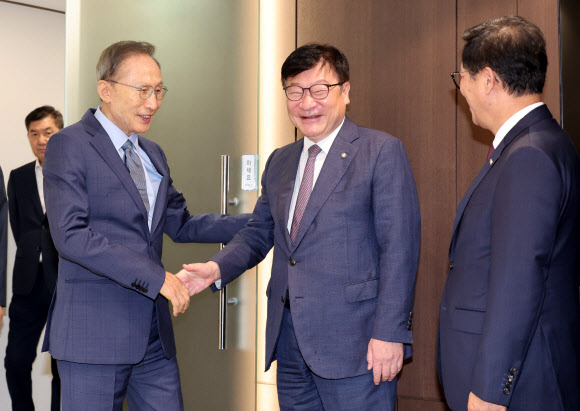 이명박 전 대통령과 인사 나누는 국민의힘 정점식 원내대표