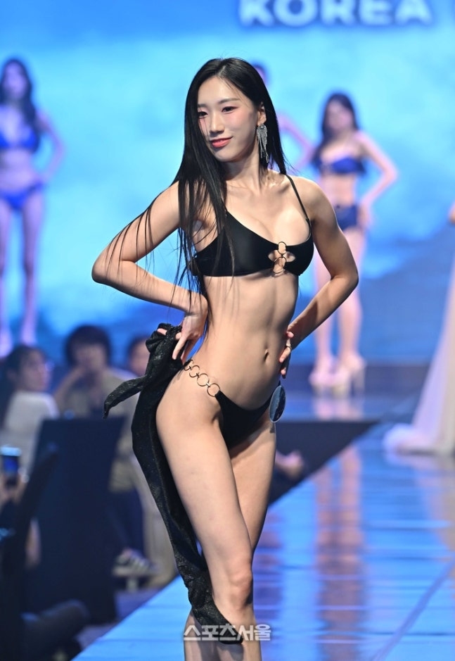 27일 JW 메리어트 동대문 스퀘어 서울에서 열린 ‘미스인터콘티넨탈 코리아 2026’ 결선에서 최민주가 수영복 자태를 뽐내고 있다.  스포츠서울닷컴