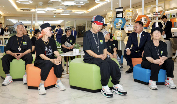 ‘여든 아닌 세 돌’