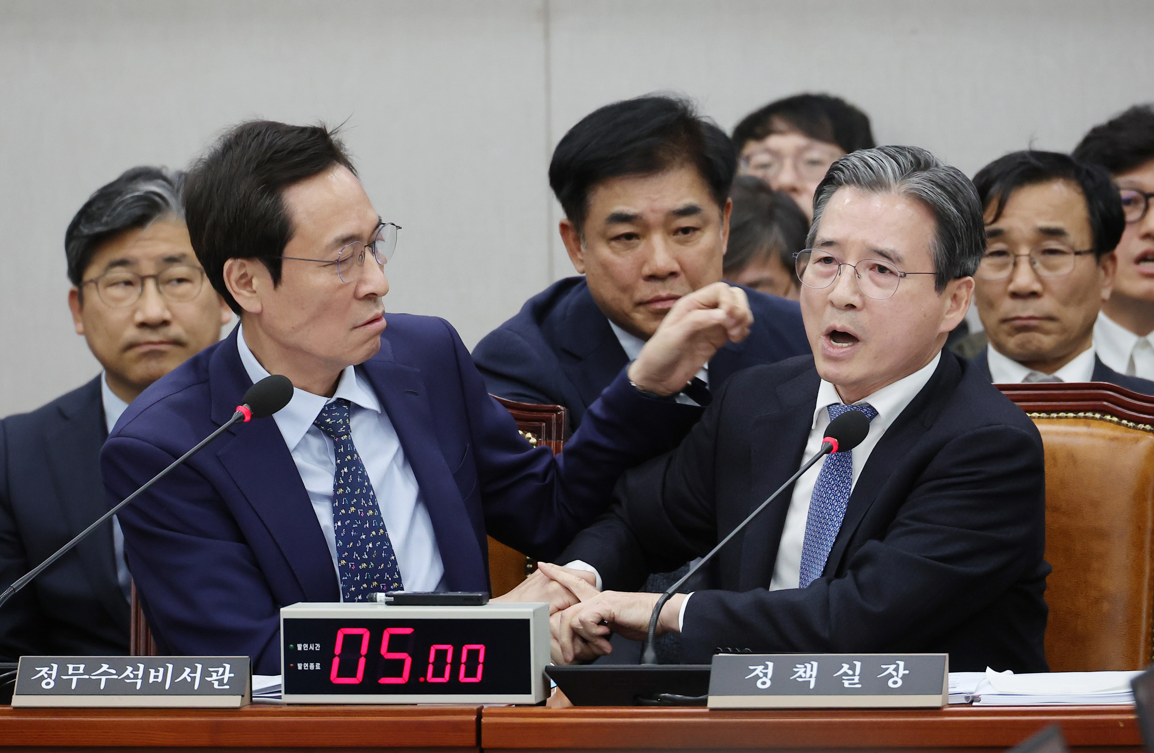 2025년 11월 18일 서울 여의도 국회에서 열린 운영위원회 전체회의에서 김용범 대통령실 정책실장이 국민의힘 김은혜 의원의 질의에 답하는 도중 언쟁을 이어가자 우상호 대통령실 정무수석이 이를 제지하고 있다. 연합뉴스