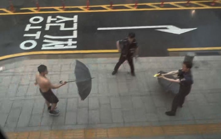 상의 벗고 주먹 휘두르던 20대… 테이저건 겨누자 스스로 꼬리 내렸다
