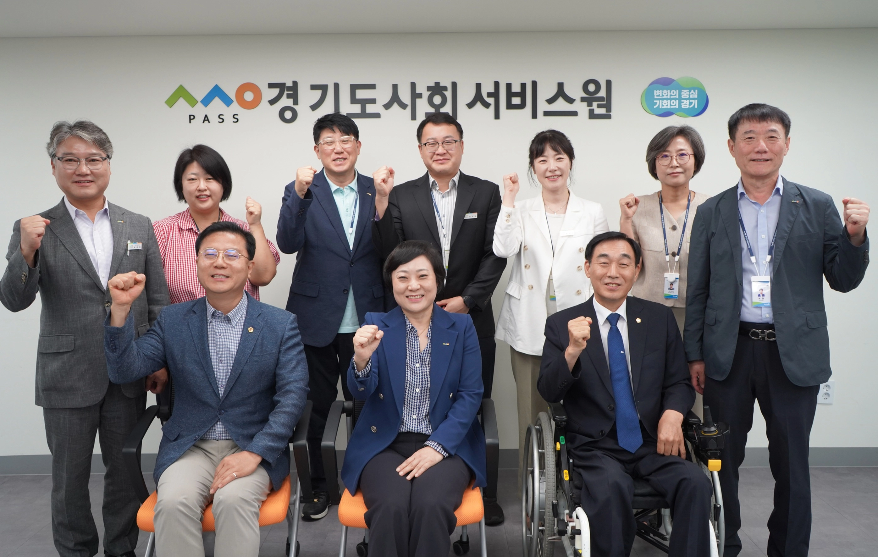 ▲김성기 의원(앞줄 왼쪽)과 김현덕 의원(앞줄 오른쪽), 안혜영 경기도사회서비스원장(앞줄 가운데) 및 관계자들이 31일 경기도사회서비스원 본원에서 기념촬영을 하고 있다. (사진=경기도의회)