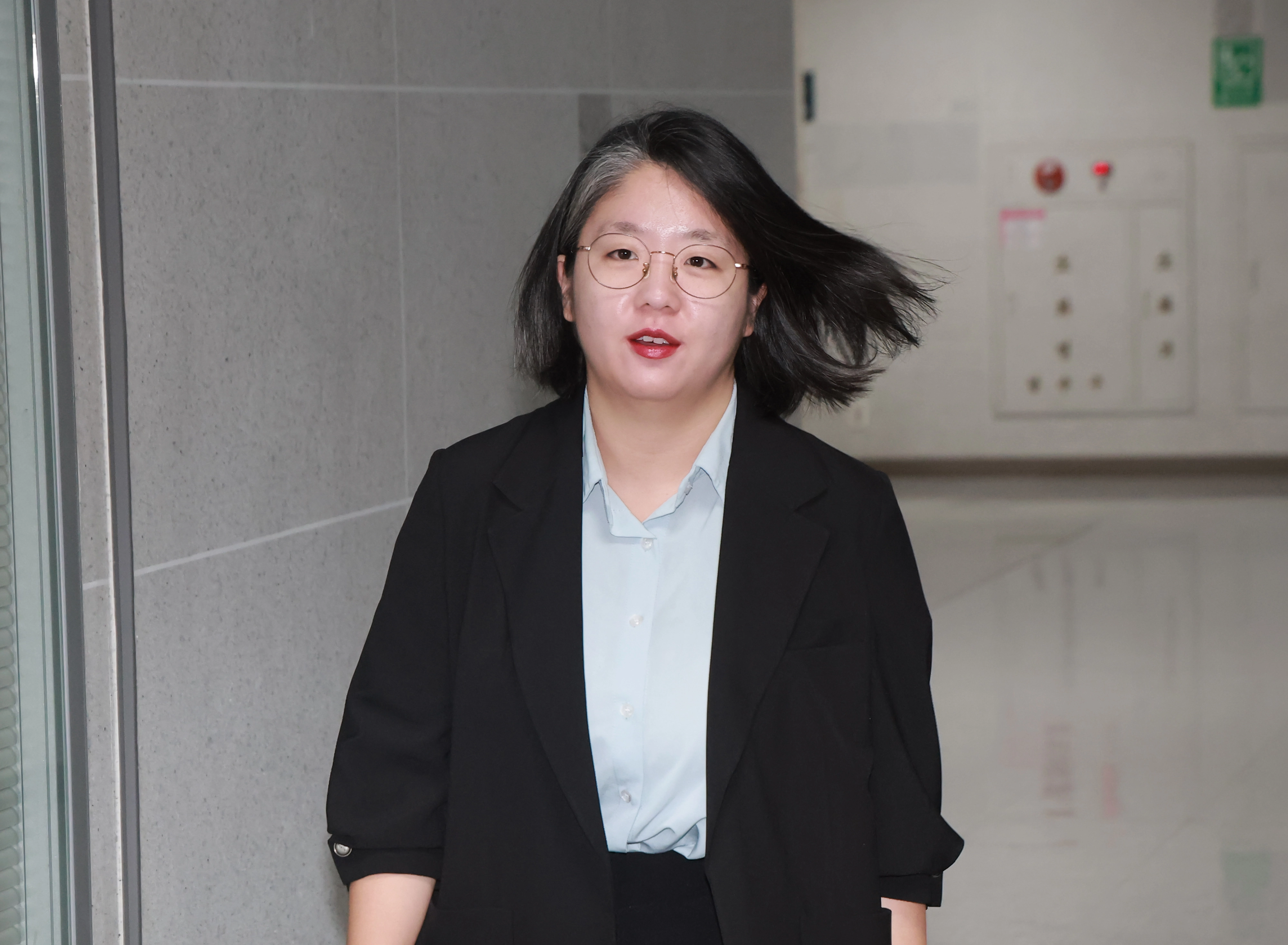 성평등가족부 장관 후보자인 기본소득당 용혜인 원내대표가 31일 국회 의원회관 자신의 사무실로 출근하고 있다. 연합뉴스