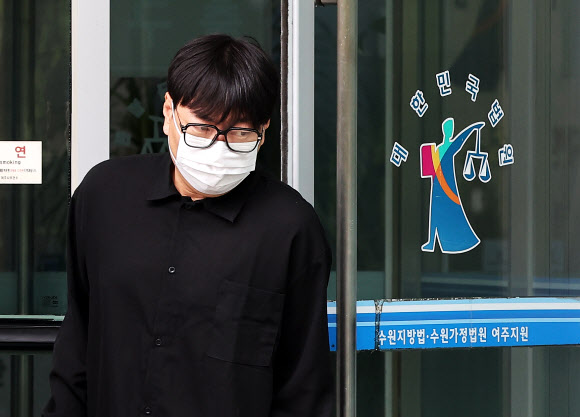 공판 마치고 나오는 개그맨 이진호