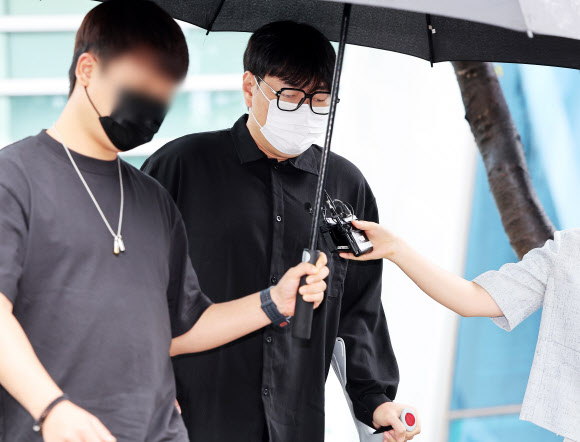 공판 마치고 나오는 개그맨 이진호