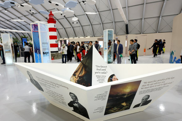 2026 여수세계섬박람회 개막을 나흘 앞둔 1일 전남광주통합특별시 여수 진모지구 세계섬박람회 주 행사장에서 열린 프레스데이에서 참석자들이 문화섬을 둘러보고 있다. 2026.9.1 연합뉴스