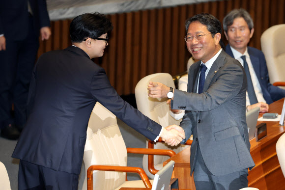 악수하는 김승원·한동훈