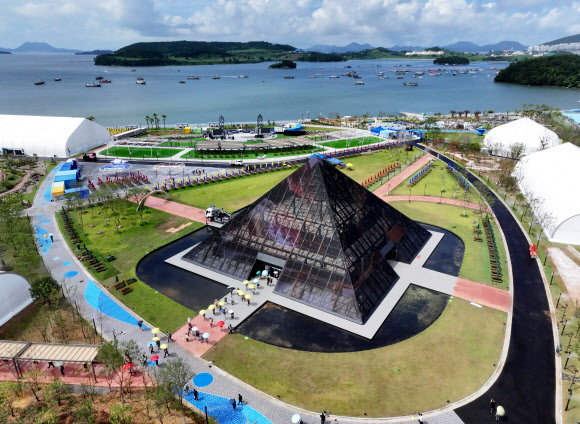 2026 여수세계섬박람회 개막을 나흘 앞둔 1일 전남광주통합특별시 여수 진모지구 세계섬박람회 주 행사장에서 열린 프레스데이에서 참석자들이 주제섬을 둘러본 뒤 이동하고 있다. 2026.9.1 연합뉴스
